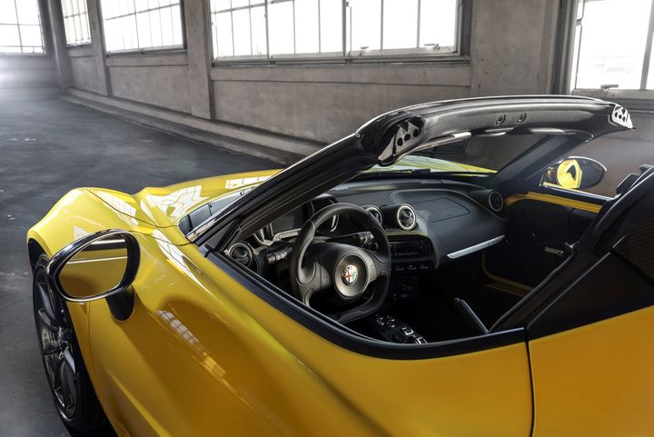 2016-alfa-romeo-4c-spider-rear-interior-view.jpg