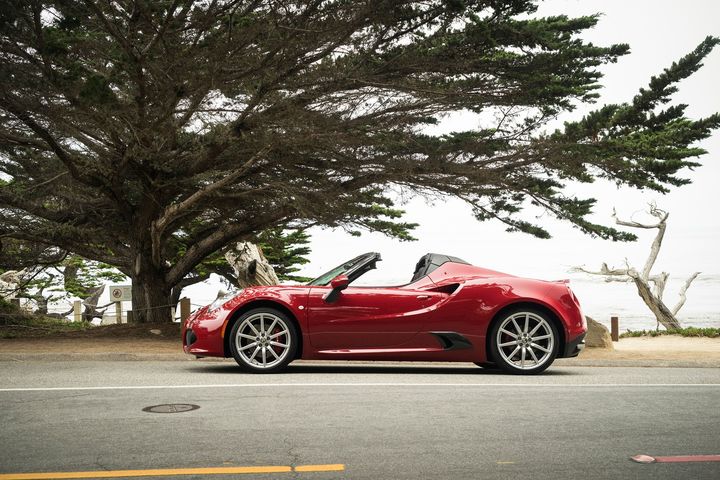 2016-alfa-romeo-4c-spider-side-02.jpg