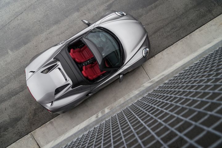 2016-alfa-romeo-4c-spider-top-view.jpg