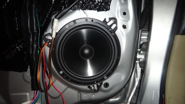 5，JBL stage 600C中低音喇叭安装在汽车原位.JPG