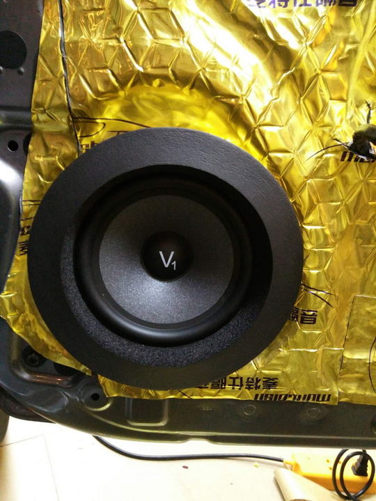 9，改装技师还特意为声场喇叭添加了丽音圈以提升汽车音响的效果.JPG.jpg