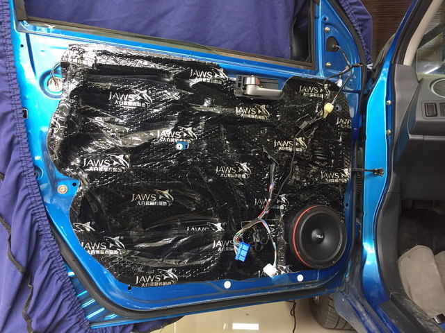5，意大利史泰格MS650C中低音喇叭安装在汽车原位.jpg