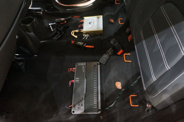 9 两台升级的功放分别安装在后座椅下方.JPG