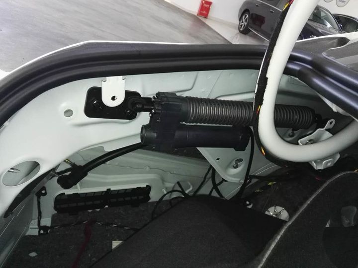 深圳奔驰GLA200改装电动尾门后备箱