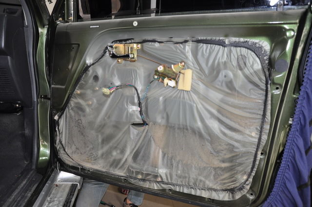 2，拆开汽车门板饰盖，只有一层简单的塑料薄膜.JPG