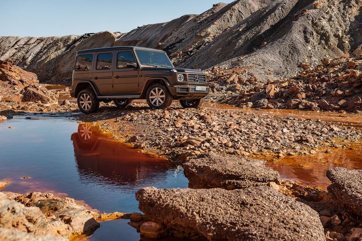 2019-mercedes-benz-g-class-front-three-quarter-09.jpg