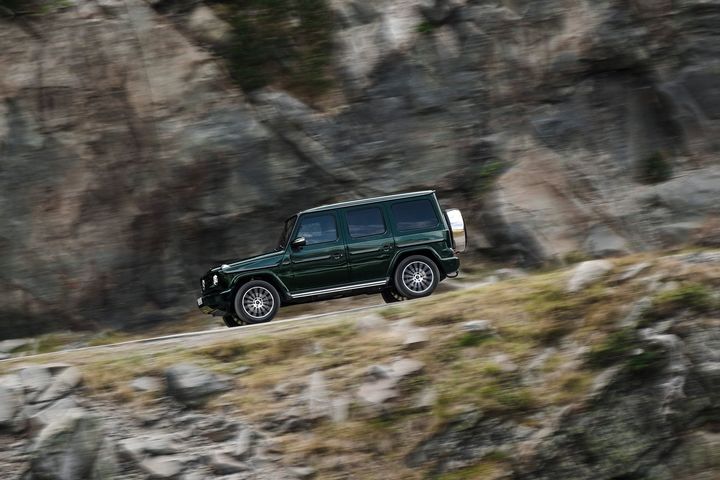 2019-mercedes-benz-g-class-profile-in-motion-01.jpg