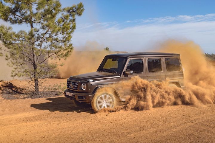 2019-mercedes-benz-g-class-profile-in-motion-05.jpg