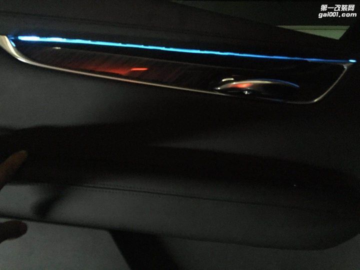 深圳凯迪拉克XT5升级冰蓝色氛围灯