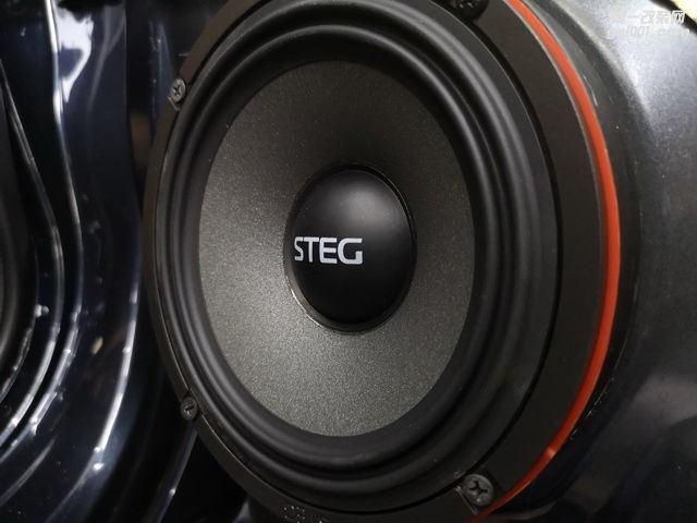6，意大利史泰格MT650C中低音喇叭安装在汽车原位.jpg