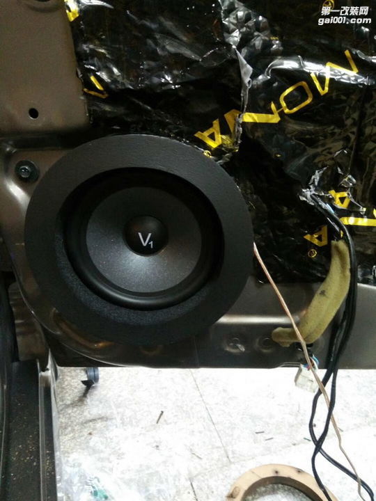 4，麦特仕套装喇叭65V1中低音喇叭安装在汽车原位.jpg