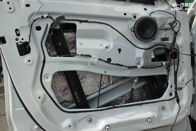 5，使用STP 银卫盾对汽车门板做第一层的隔音处理，降低门板共振噪声.jpg.jpg