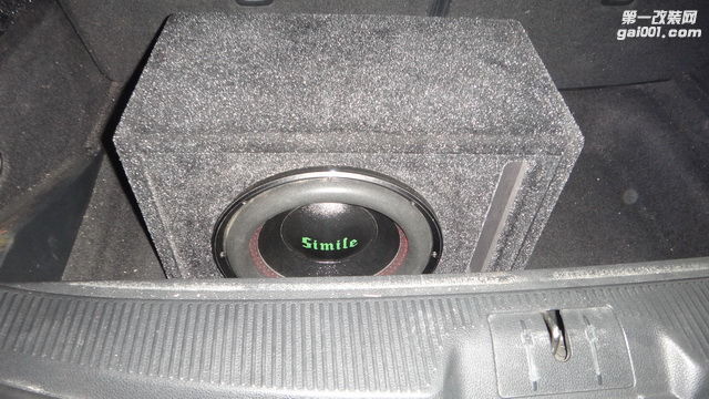 7，超低音通过引线方式安装在汽车尾箱.JPG