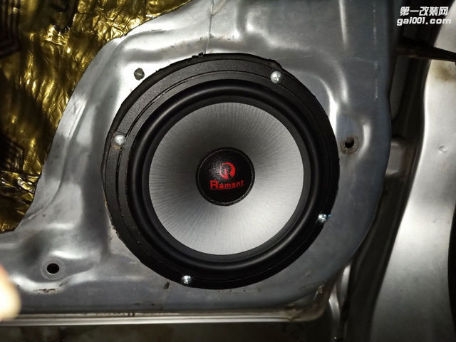 5，德国威玛仕RC650中低音喇叭安装在汽车原位.jpg