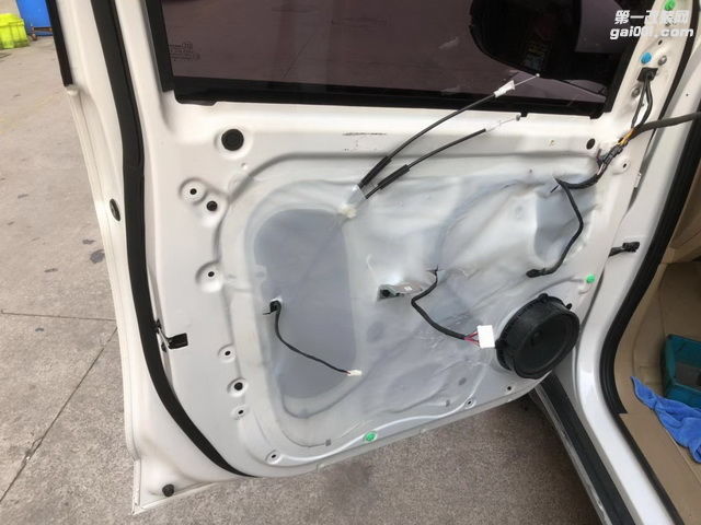 5，拆开汽车门板饰盖，只有一层简单的塑料薄膜.jpg