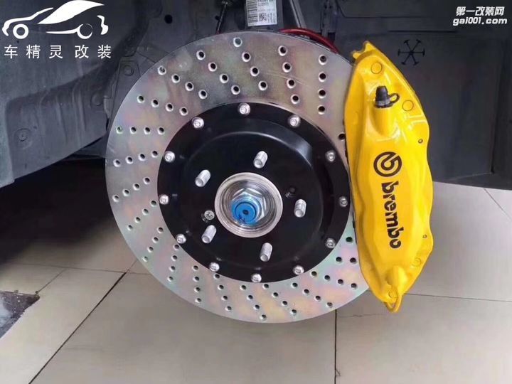 思域刹车升级意大利Brembo F50大四活塞，黄色鲍鱼好耀眼