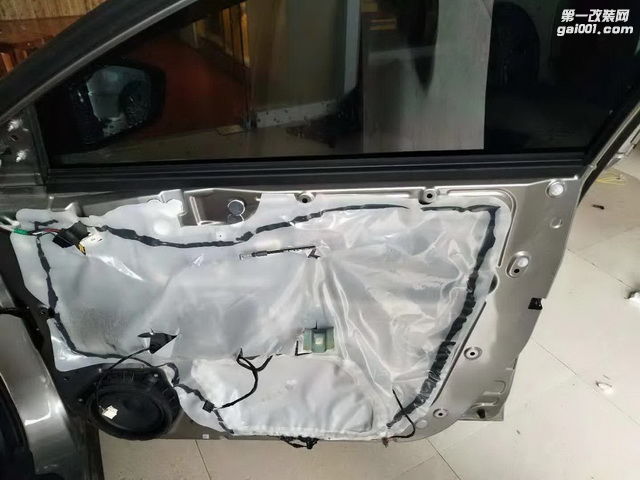 4，拆开汽车门板饰盖，只有一层简单的塑料薄膜.jpg
