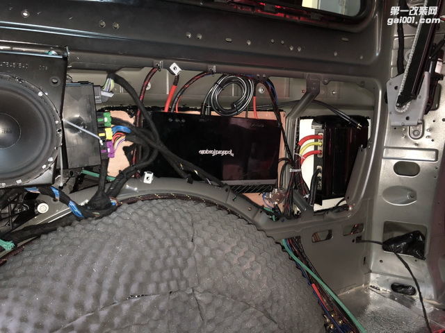 12，功放和音频处理器安装在车体侧旁.JPG
