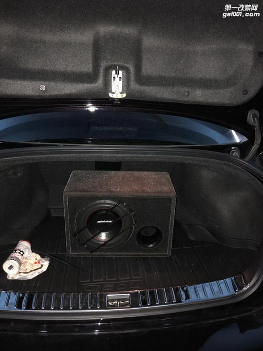 8，超低音通过引线方式安装在汽车尾箱.jpg