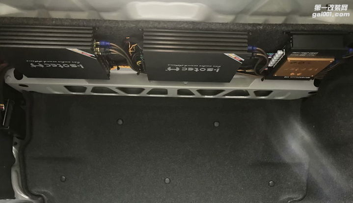 10 两台艾索特P4功放和一台艾索特H8处理器引线装于尾箱上方.jpg
