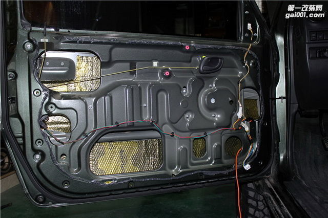 4，使用Autofun隔音材料对汽车门板做第一层的隔音处理，降低门板共振噪声.jpg.jpg