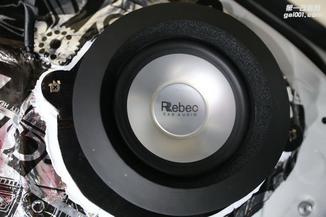 9 雷贝琴RS6A中低音喇叭装于前门原位.jpg