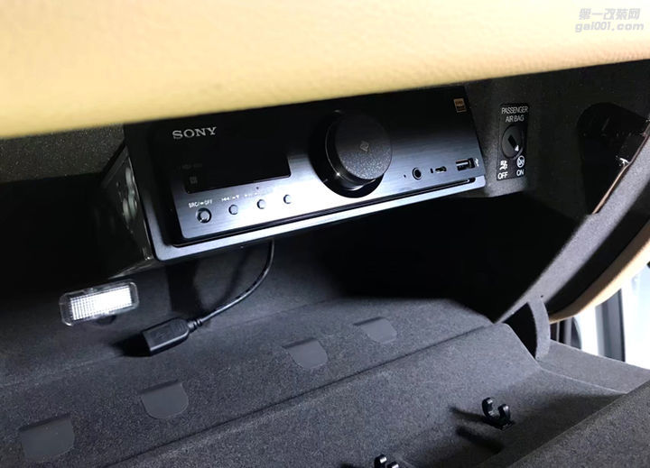 1-1 索尼GS9 DSD无损播放器装于副驾驶的储物仓.jpg