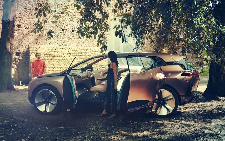 2018-BMW-Vision-iNEXT-concept-doors.jpg