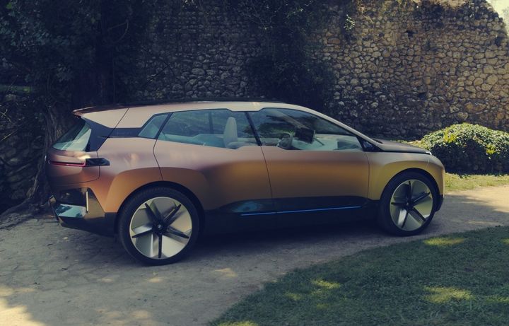2018-BMW-Vision-iNEXT-concept-side.jpg