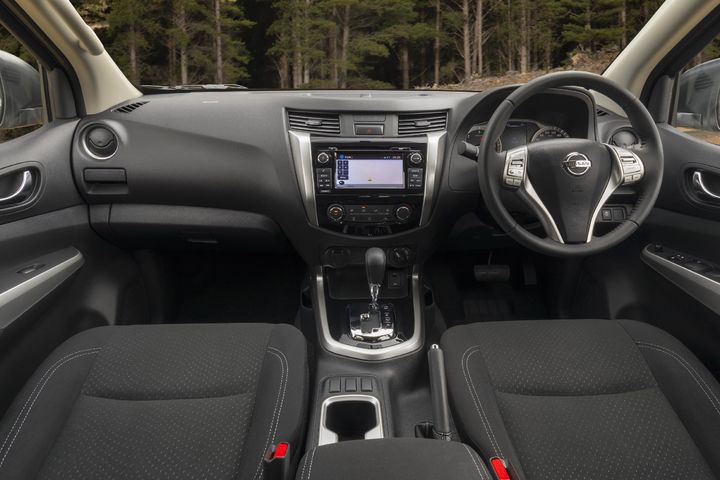 2018-Nissan-Navara-ST-Black-Edition-interior.jpg