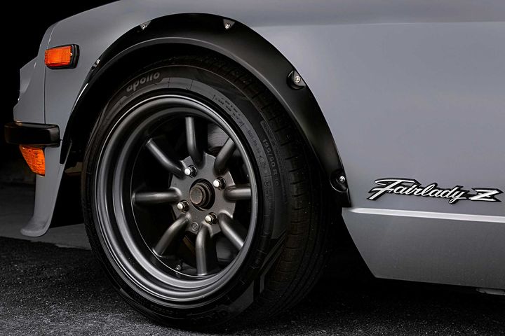 优雅改装灰色日产达特桑240Z