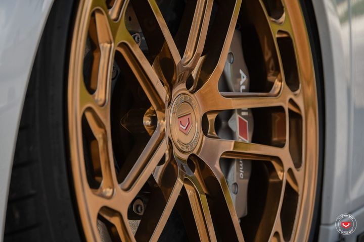 奥迪R8改装Vossen LC2-C1金色轮毂和赛车车身套件
