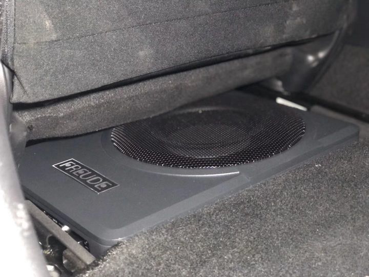 丰田卡罗拉老款车型也有追求音响改装哈曼JBL套装喇叭搭配弗莱德超薄低音2680元套餐
