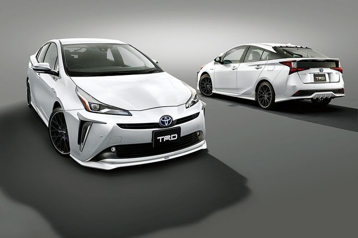 2019-toyota-prius-gets-crazy-trd-and-modellista-body-kits-in-japan_2.jpg
