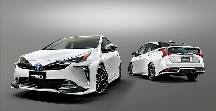 2019-toyota-prius-gets-crazy-trd-and-modellista-body-kits-in-japan_11.jpg