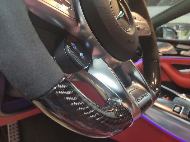 奔驰GT50改装碳纤维方向盘，搭配OLED液晶旋钮更炫酷