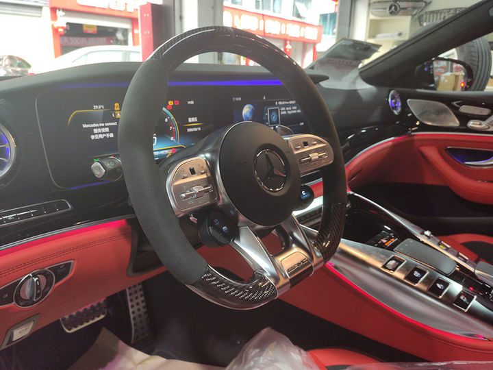 奔驰GT50改装碳纤维方向盘，搭配OLED液晶旋钮更炫酷