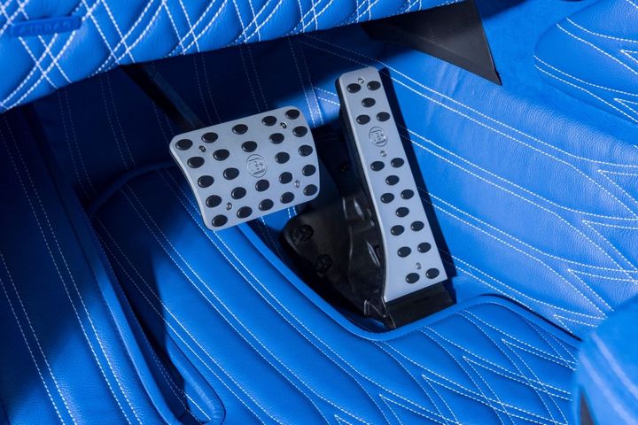 2019-mercedes-amg-g63-looks-amazing-in-brabus-blue-leather_4.jpg