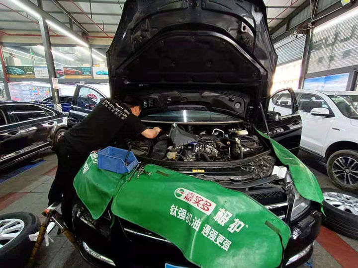 奔驰R320维修更换蒸发器刹车保养清洗三元催化维修案例