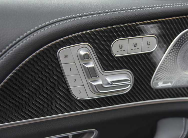奔驰新款GLE63内饰改装案例，碳纤维饰板翻毛皮方向盘
