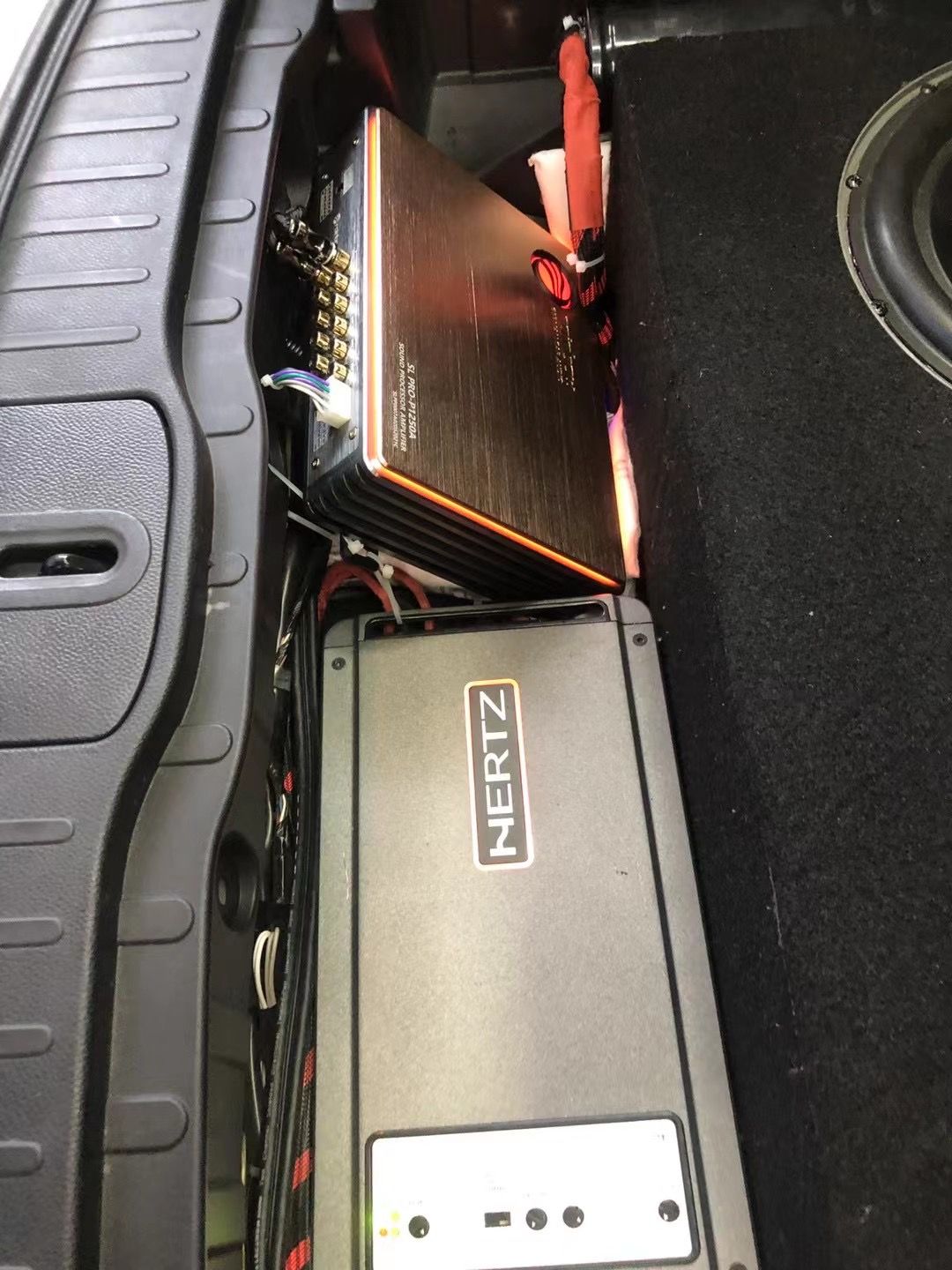 汕头星悦汽车音响英菲尼迪QX50升级德国彩虹SL PRO-P1250A十二路功放带DSP音频处理器为您带来不一样的汽车音响体验