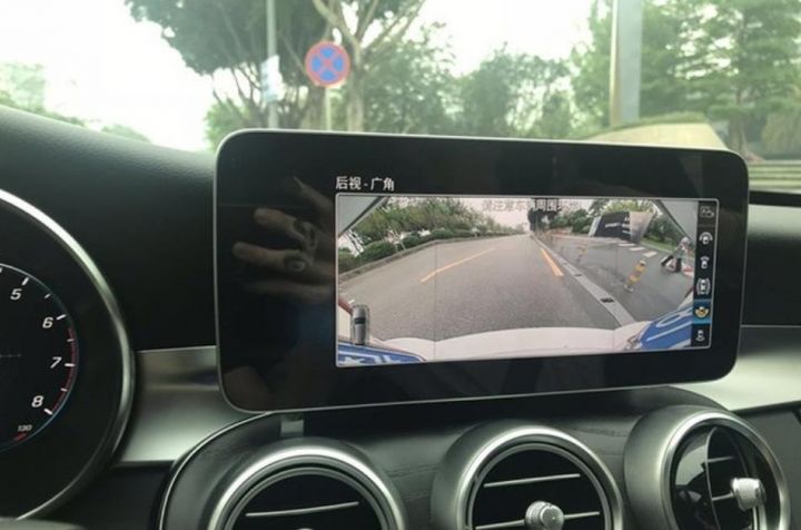 新款奔驰C260L升级360全景影像，安全距离车周情况都能查看