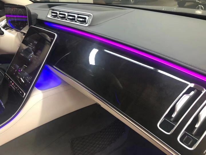 新款奔驰S450L升级主动式氛围灯，靓丽多彩只在你车