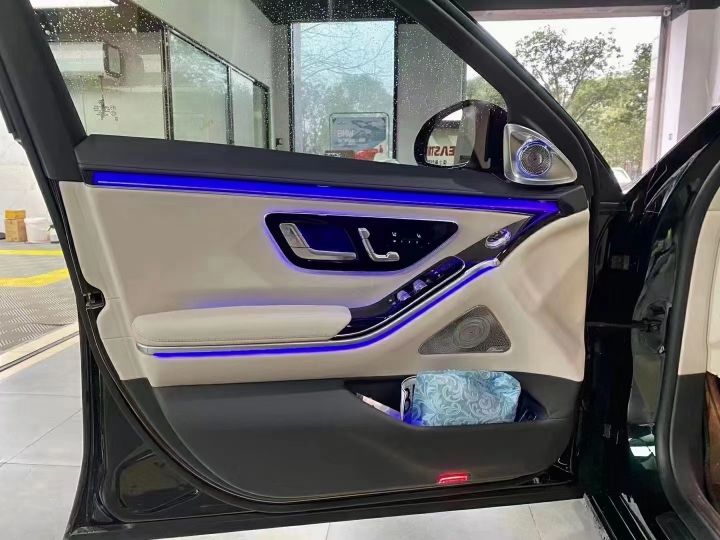新款奔驰S450L升级主动式氛围灯，靓丽多彩只在你车