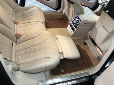 18款迈巴赫S450升级后排电动腿托系统，提升后排乘坐舒适性