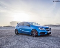 令人驚嘆的藍(lán)色奔馳A45 AMG