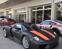 保時捷918 Spyder改裝啞光黑色包裹與熔巖橙色條紋