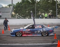 改裝版4門賽車日產(chǎn)Skyline R32