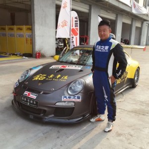 涛神驾驶911获得CEC耐力赛GT组冠军